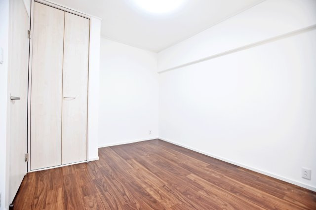 甲子園住宅の洋室|-洋室5.5帖-
クローゼットはコンパクトなサイズですが、お洋服はしっかり収納していただけます