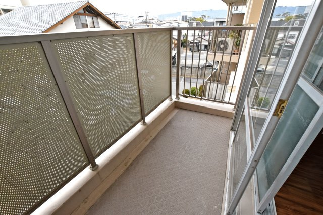 甲子園住宅のバルコニー|南向きバルコニーで、洗濯物やお布団が快適に干せます。