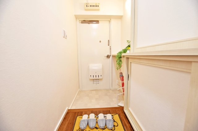 甲子園住宅の玄関|広々とした玄関は靴の脱ぎ履きもスムーズにできます。