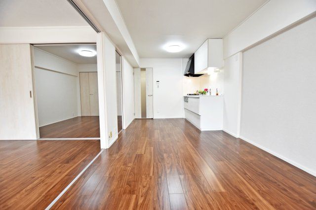 甲子園住宅の居間・リビング|リビングと洋室の間仕切りを開放すれば広い空間でご利用頂けます。
