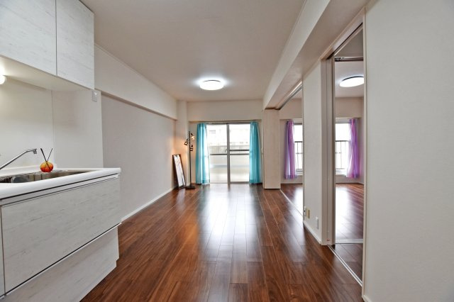 甲子園住宅の居間・リビング|南面を向いたリビングは一日中太陽の光が射し込みます。
リフォームの際にクロス・フローリング張替済の為、室内大変美麗です。 ぜひ一度、ご内覧ください。
