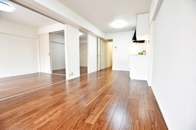 甲子園住宅の居間・リビング|リビングを中心として2つの居室が隣接しています。
家族が顔を合わせやすい間取り、家族のコミュニケーションが自然と増えますね。