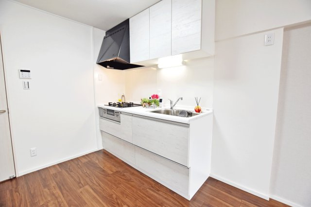 甲子園住宅のキッチン|白を基調とした清潔感溢れる壁付けキッチン。リビングダイニングとの間に仕切りがないため、ご家族とコミュニケーションを取りながらお料理をしていただけます。