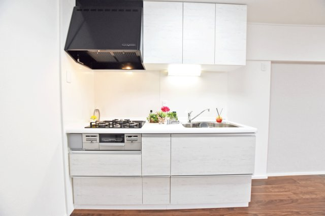 甲子園住宅のキッチン|吊り戸棚、引き出しと満足のいく収納が備わっています。調理器具から調味料までスッキリと整理整頓ができ、綺麗なキッチンが保てますね！
