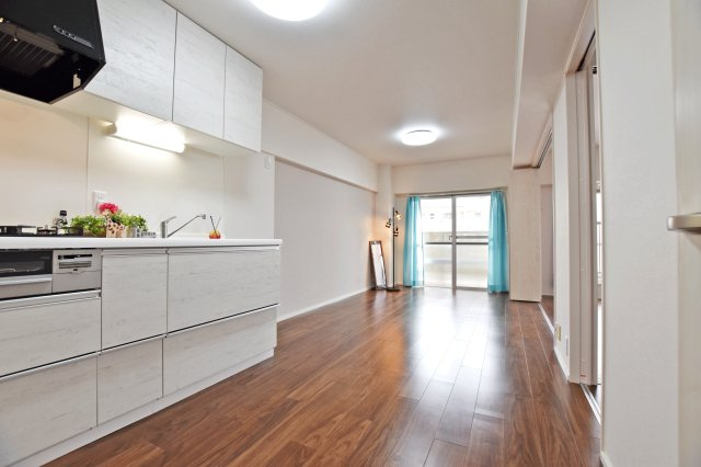 甲子園住宅のキッチン|壁付けキッチンはコンロが壁に向かって設置されているため、リビングダイニングに匂いが広がりにくいメリットがあります◎
