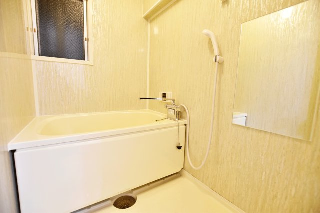 甲子園住宅の浴室|清潔感のあるシンプルな浴室です。
窓があることで換気にも便利です。