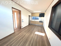 瑞穂市牛牧中古住宅♪お車スペース2台可能！最寄りのコンビニ徒歩3分！10.5帖の広い洋室が魅力的！の画像