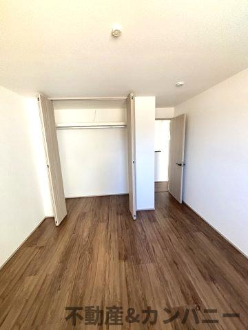 近隣挨拶どうする？？たちばな小学校が隣人な家の寝室|広くて明るい寝室