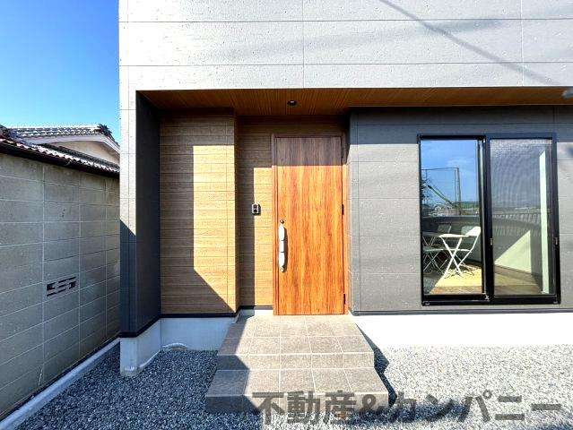 近隣挨拶どうする？？たちばな小学校が隣人な家の玄関|きれいな玄関です