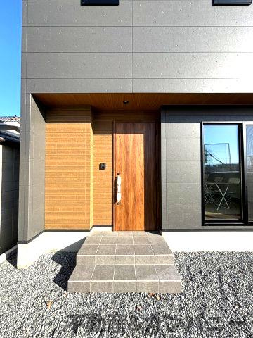 近隣挨拶どうする？？たちばな小学校が隣人な家の玄関|きれいな玄関です