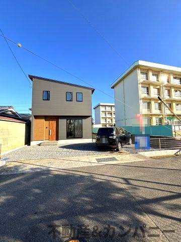 近隣挨拶どうする？？たちばな小学校が隣人な家の外観|おしゃれな外観です