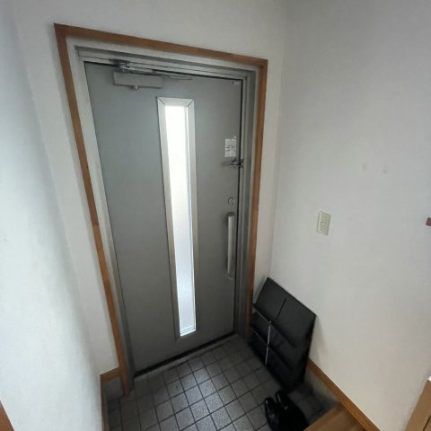 室蘭市東町５丁目16-3の玄関