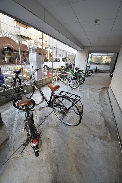 グランパシフィック堀江WESTの駐車場
