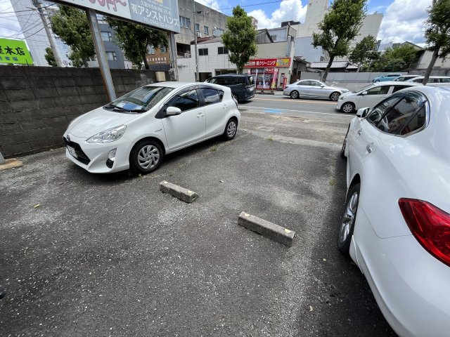 レンタル収納庫（中央町）の駐車場