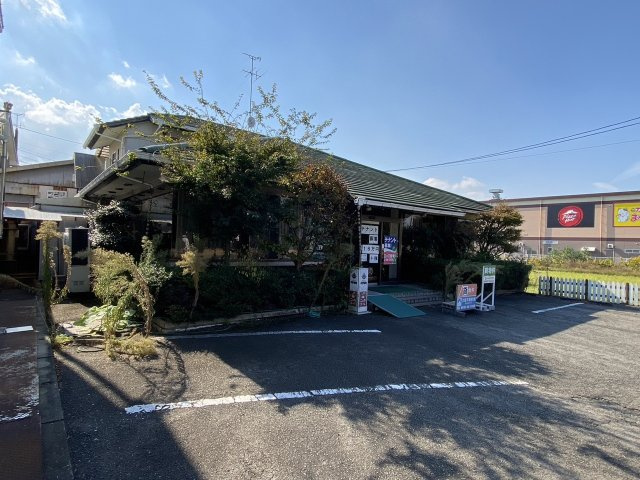 西条市下島山甲1358-1　店舗の駐車場