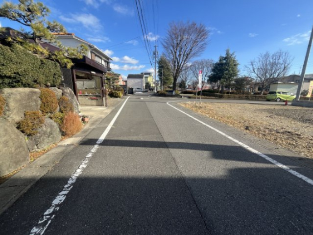 ６４５８０　岐阜市近島４丁目分譲地の前面道路含む現地写真