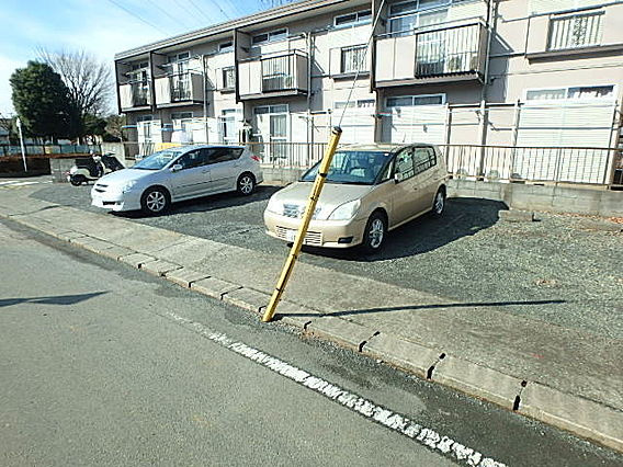 コーポラス100の駐車場