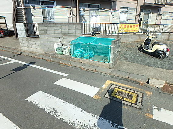 コーポラス100の駐車場