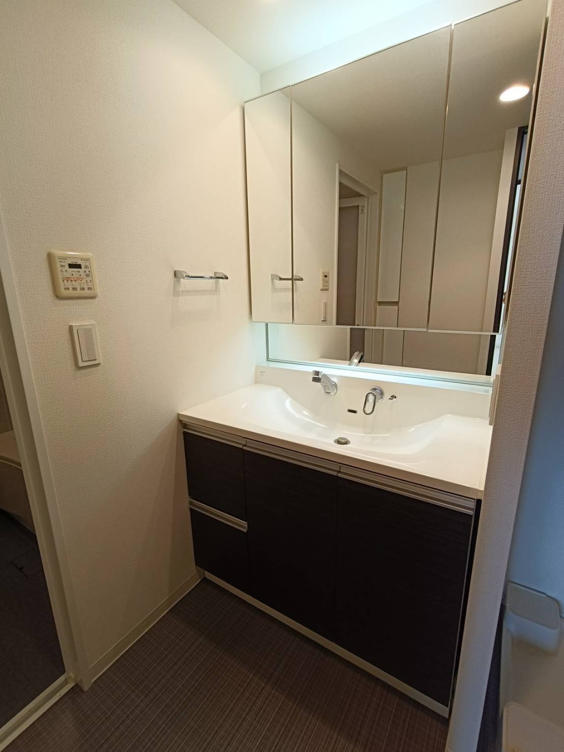 レジデンス梅田ローレルタワーの洗面所|明るい洗面所です