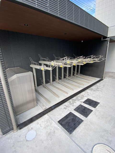 昭島市玉川町２丁目の賃貸マンションのその他共用部分|屋根付き敷地内駐輪場