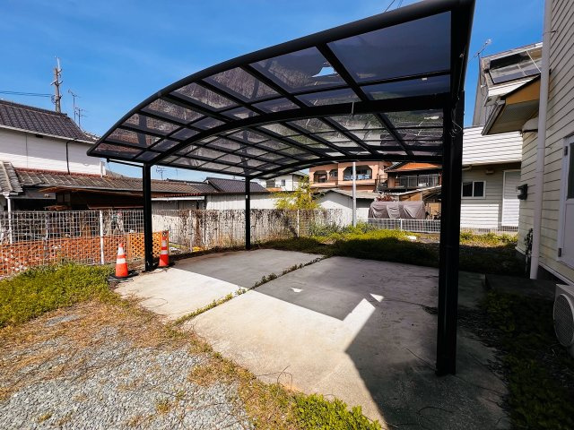 新町戸建の駐車場|カーポートがあるので、日焼けの心配もありません。