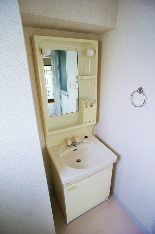 ドエル和泉【10,000円キャッシュバック対象物件】の独立洗面台|朝の支度にも助かる、独立の洗髪洗面化粧台