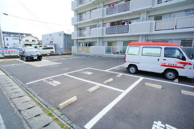 ドエル和泉【10,000円キャッシュバック対象物件】の駐車場|駐車場があるので、車を買う予定の方も安心です