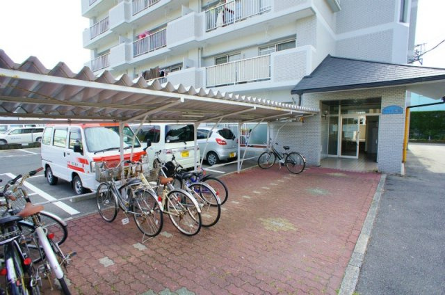 ドエル和泉【10,000円キャッシュバック対象物件】のエントランス|ゆとりのあるエントランスです