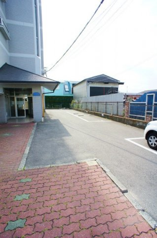 ドエル和泉【10,000円キャッシュバック対象物件】のエントランス|ゆとりのあるエントランスです