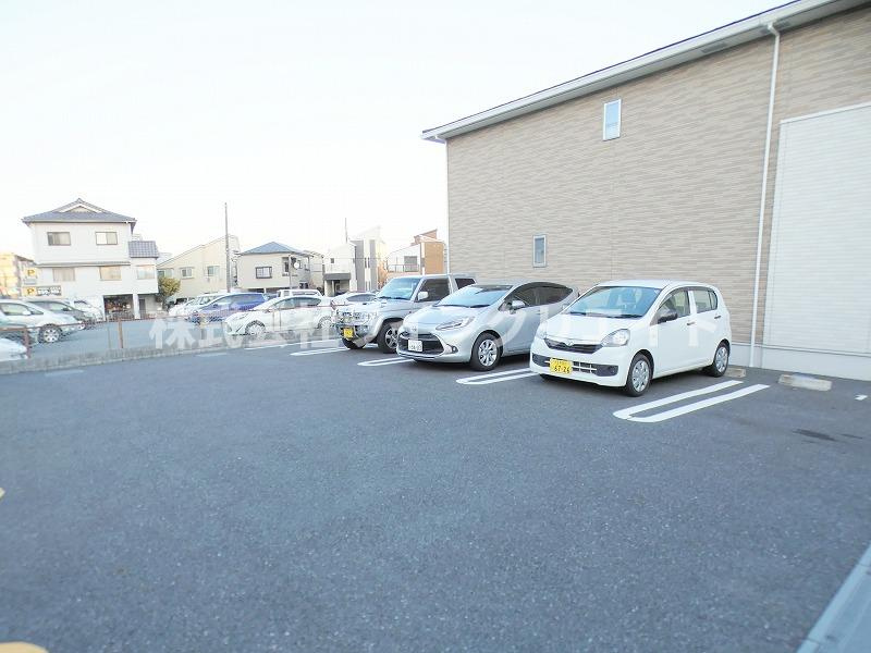 プレシャス19の駐車場