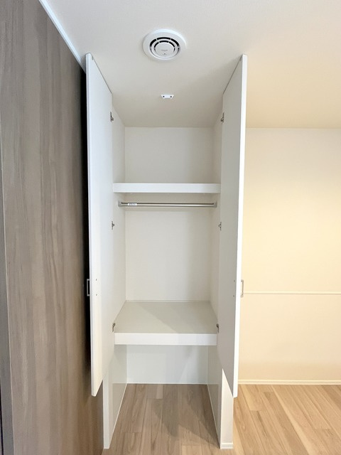 ステラート阿佐ヶ谷の居間・リビング|★下はペットトイレスペース♪天井には消臭効果があるナノイー発生器付き★