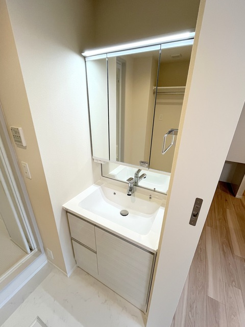 ステラート阿佐ヶ谷の洗面所|★三面鏡裏が収納になっている独立洗面台★