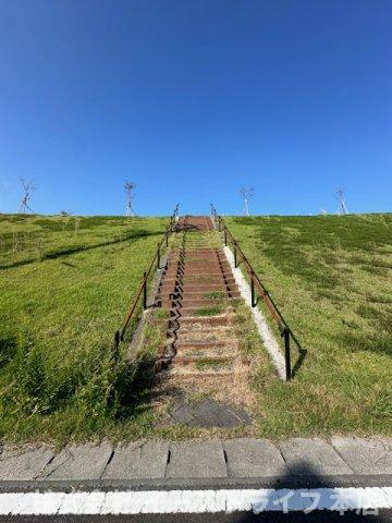 【新築戸建】　いわき市久之浜町1期の周辺|北側には階段があり、上ると景色を楽しめるお散歩コースがあります◎