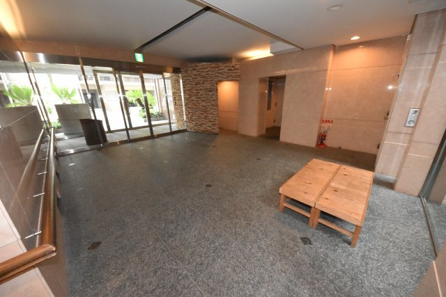 レヴェあけぼの荘のエントランス|毎日通るエントランスはこのようになっています