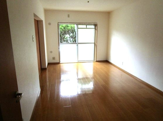 ラフォーレ西里の居間・リビング