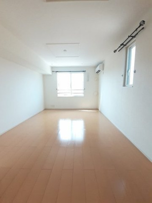 【居間・リビング】 | プリムローズＨＢ | 明るい室内です