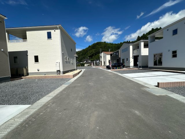 【新築戸建】　内郷御台境町第3の前面道路含む現地写真|前面道路含む現地写真です。2024年8月撮影