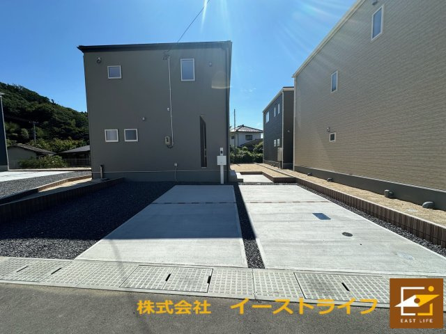 【新築戸建】　内郷御台境町第3の駐車場|前面道路含む現地写真です。2024年8月撮影