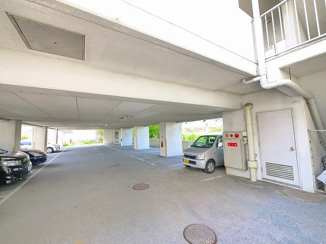 ウエストポートBの駐車場