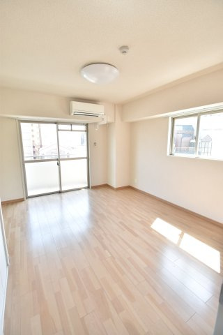 大阪市都島区都島本通３丁目の賃貸マンションの居間・リビング