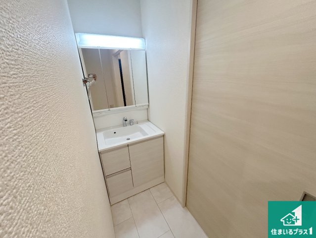 大阪市東住吉区今川　第3期　新築一戸建ての独立洗面台|清潔感のある洗面台です。フラットな鏡は掃除がしやすく毎日清潔！鏡裏には収納があるのでスッキリとした洗面台が保てます。