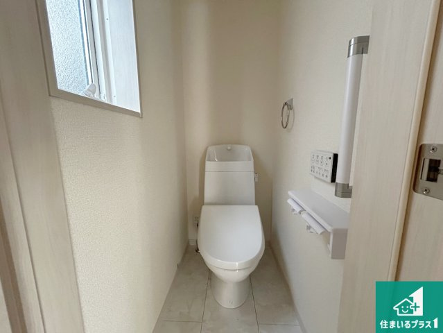 大阪市東住吉区今川　第3期　新築一戸建てのトイレ|1・2階の2ヶ所にあるので、朝の忙しい時間の順番待ちもなく、深夜の利用にも大変便利です。