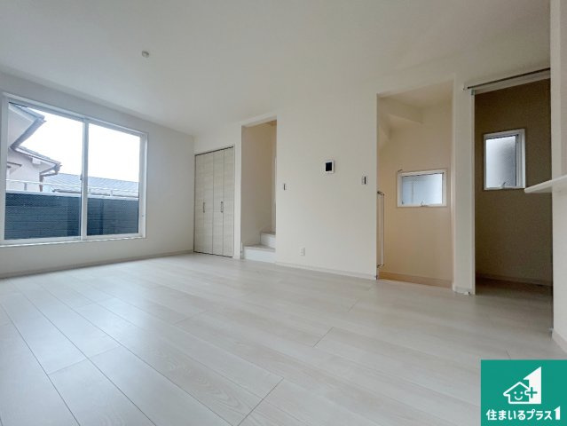 大阪市東住吉区今川　第3期　新築一戸建ての居間・リビング|日当たり良好の明るいリビングで朝の目覚めもスッキリできそう！対面キッチンでご家族のコミュニケーションも自然と増える設計！小さなお子様が遊ぶスペースを作っても広々とくつろげるLDK！