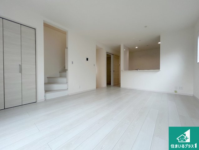 大阪市東住吉区今川　第3期　新築一戸建ての居間・リビング|シンプルなリビングは、観葉植物等のインテリアを楽しめますね！パパ好みにも、ママ好みにも家具次第で雰囲気を変えることができます！