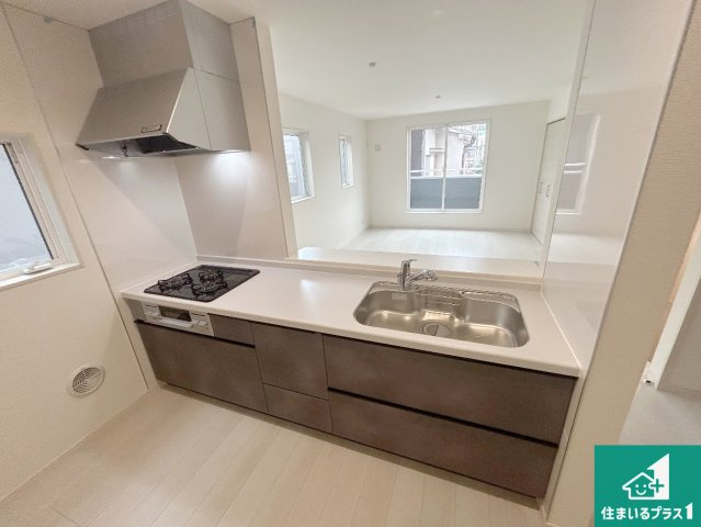 大阪市東住吉区今川　第3期　新築一戸建てのキッチン|リビングと統一感があり、使い勝手のいいキッチン。広々としているので、二人並んで作業が出来ちゃいます。お子様と一緒に色々なお料理に挑戦できるスペースがあります。