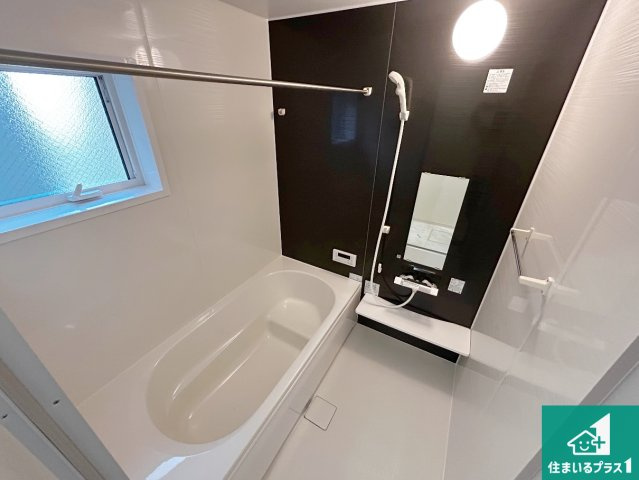 大阪市東住吉区今川　第3期　新築一戸建ての浴室|足をゆったり伸ばして寛げる浴槽です。窓が設けられていますので差し込む光が明るく穏やかな雰囲気にしてくれます♪浴室乾燥機も設置しているので、雨の日の洗濯物も安心です♪