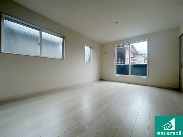 大阪市東住吉区今川　第3期　新築一戸建ての洋室|寝室は心地よい眠りについてもらいたくて、シンプルかつ開放的な空間な設計にしています！大きな窓から差し込む日が心地いいです♪