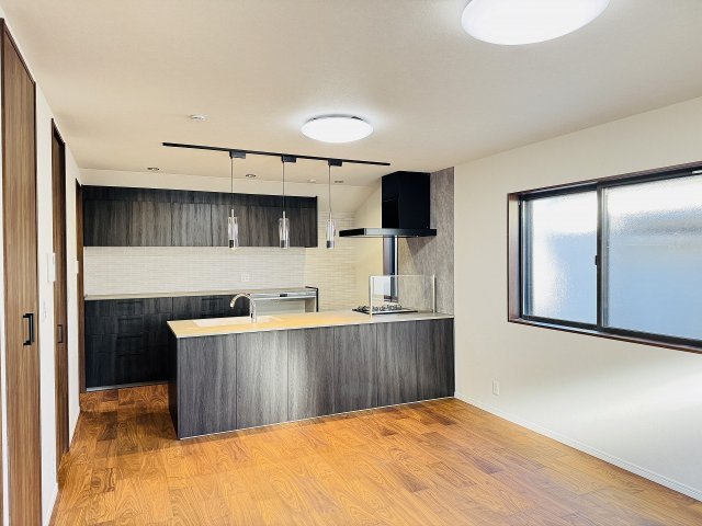 八王子市　大楽寺町　新築一戸建ての居間・リビング|～2階18.0帖の明るく開放感のあるLDK、家族団欒の時間をお過ごしいただけます～