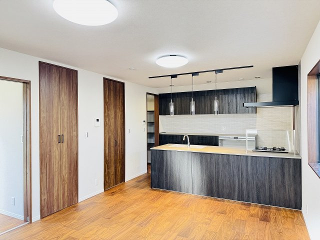 八王子市　大楽寺町　新築一戸建ての居間・リビング|～2階18.0帖の明るく開放感のあるLDK、家族団欒の時間をお過ごしいただけます～