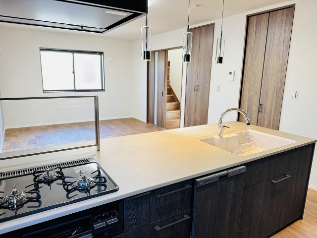 八王子市　大楽寺町　新築一戸建ての内装|～オープンキッチンで、リビングにいるご家族とのコミュニケーションもとりやすいです～